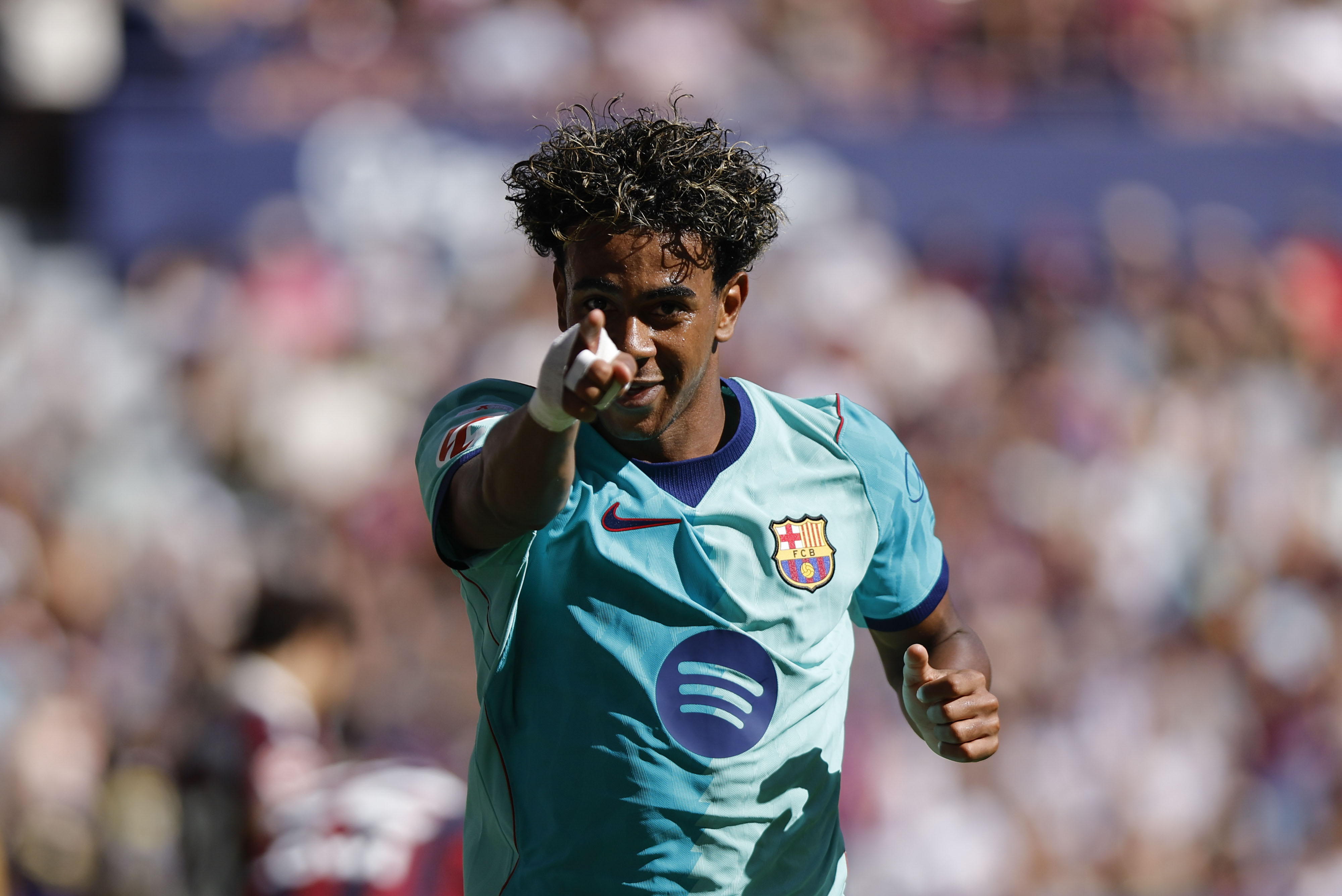 VALENCIA, 13/09/2026.- El delantero del FC Barcelona Lamine Yamal celebra tras anotar un tanto durante el encuentro correspondiente a la jornada 5 de LaLiga EA Sports disputado entre el Levante y el FC Barcelona este domingo en el estadio Ciutat de Valencia. EFE/ Biel Alino