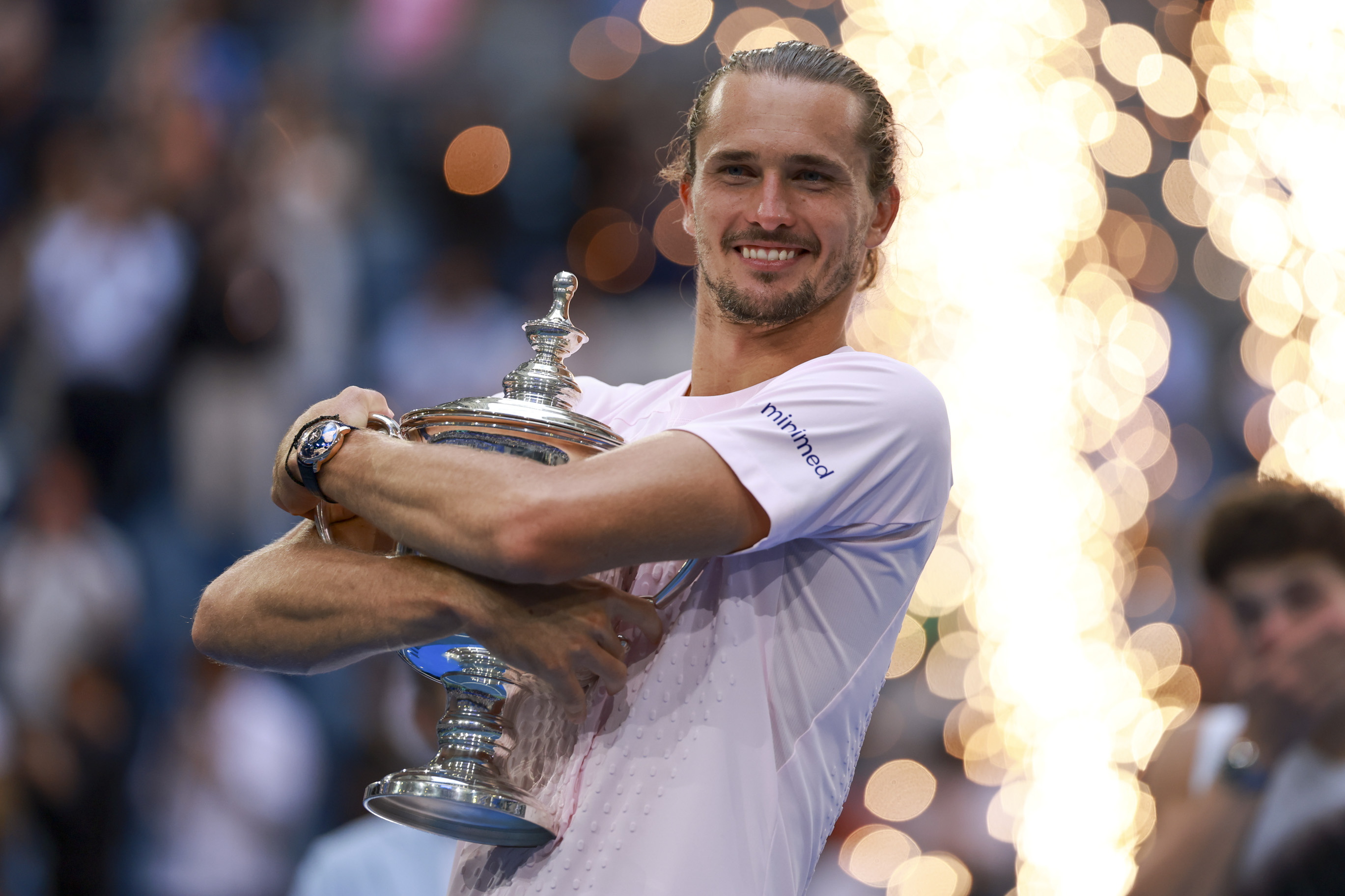FLUSHING MEADOWS (United States), 14/09/2026.- Alexander Zverev of Germany poses with the Champions trophy after winning the Men's Singles Finals of the US Open Tennis Championships at the USTA Billie Jean King National Tennis Center in Flushing Meadows, New York, USA, 13 September 2026. (Tenis, Alemania, Nueva York) EFE/EPA/CRISTOBAL HERRERA-ULASHKEVICH