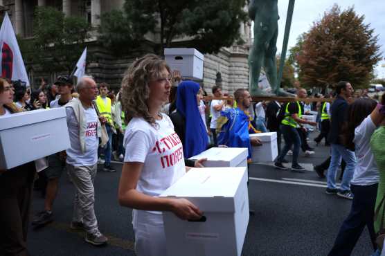 BELGRADE (Serbia), 14/09/2026.- Students carry boxes of signatures in support of the 'Student List - Students Win' to be submitted to the Republic Electoral Commission (RIK), in Belgrade, Serbia, 14 September 2026. 'Student List Students Win' is an independent citizens' group emerging from the student-led anti-corruption blockade movement, aiming to challenge the ruling Serbian Progressive Party (SNS) in Serbia's snap parliamentary election on 25 October 2026. (Elecciones, Belgrado) EFE/EPA/ANDREJ CUKIC