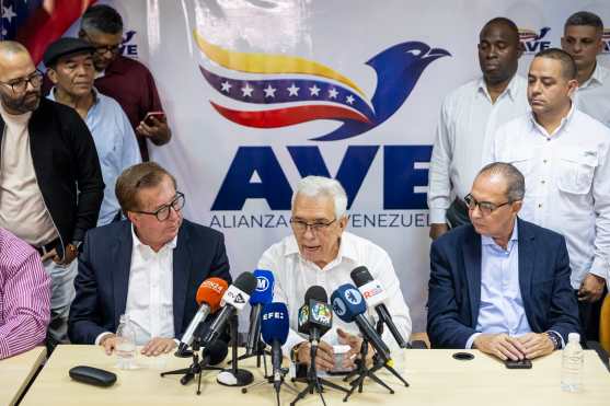 AME7316. CARACAS (VENEZUELA), 14/09/2026.- Noel Álvarez (c), vocero de Alianza por Venezuela (Ave), habla junto al exgobernador del estado Tachira Cesar Pérez Vivas (d) y el exdiputado Richard Blanco durante una rueda de prensa este lunes, en Caracas (Venezuela). Ave, una nueva coalición integrada por nueve organizaciones políticas y sociales, exigió unas elecciones presidenciales "libres, justas y verificables" en el país con la líder opositora y nobel de la paz María Corina Machado como candidata. EFE/ Miguel Gutiérrez