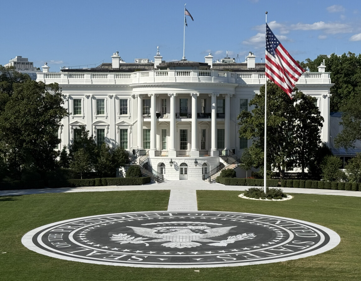 Donald Trump, presidente de EE. UU., anunció que concluyó la construcción del nuevo helipuerto de granito tallado, que lleva el sello presidencial.