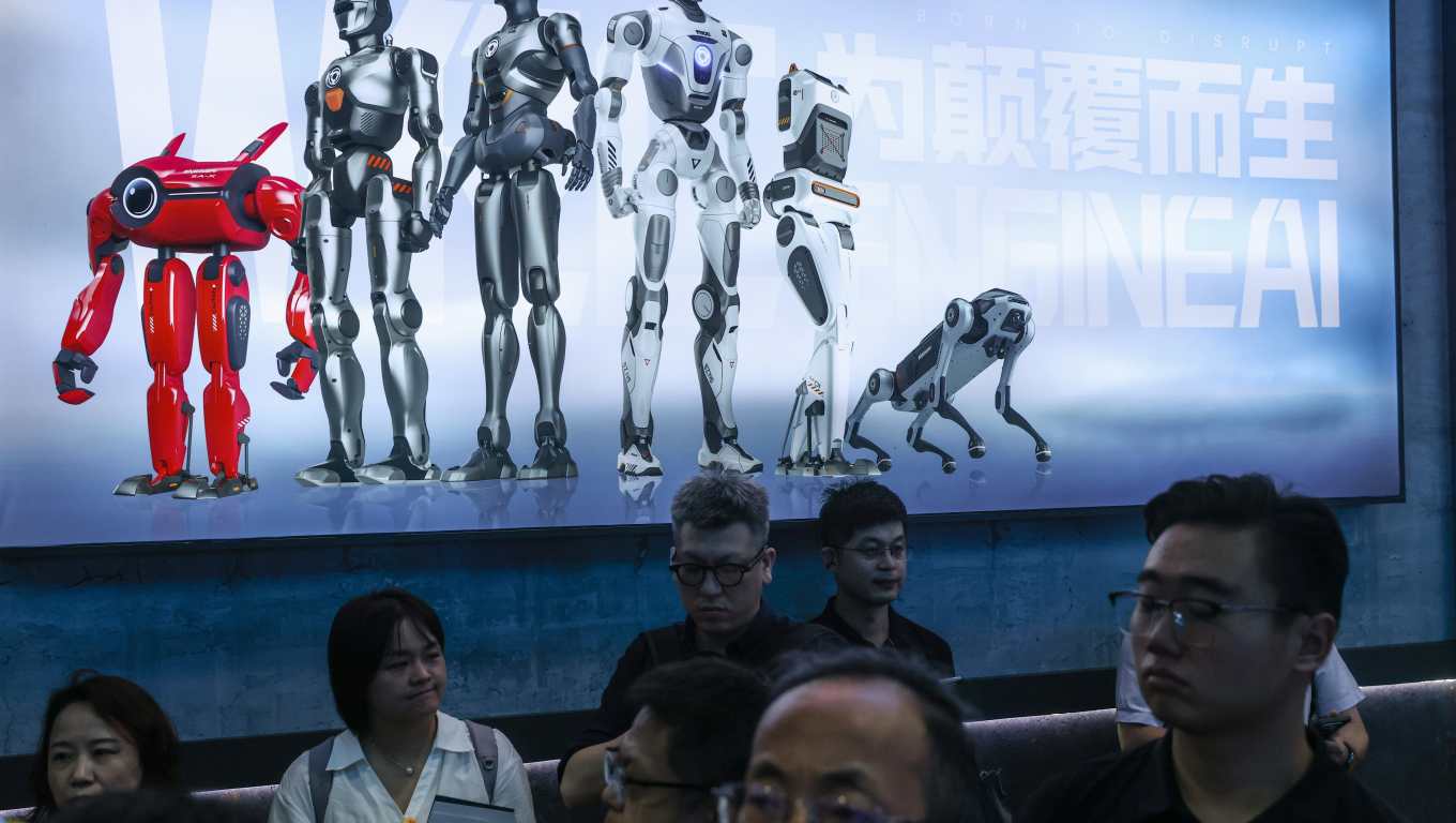 PEKÍN, 14/09/2026.- El Ministerio chino de Exteriores sostuvo este lunes que la difusión de narrativas de amenaza o fomentar la confrontación solo obstaculizará el proceso de gobernanza de la inteligencia artificial (IA), en medio del debate generado en Estados Unidos sobre la necesidad de frenar el desarrollo de esta tecnología. El portavoz del departamento Guo Jiakun defendió en una rueda de prensa rutinaria que el desarrollo de la IA -un campo en el que compiten con dureza China y EEUU- concierne al bienestar de toda la humanidad, por lo que todas las partes deben promover conjuntamente una IA "abierta, inclusiva, accesible para todos y orientada al bien". Imagen de archivo de la Conferencia Mundial de Robótica celebrada en Pekín en agosto pasado. EFE/ Wu Hao