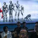 PEKÍN, 14/09/2026.- El Ministerio chino de Exteriores sostuvo este lunes que la difusión de narrativas de amenaza o fomentar la confrontación solo obstaculizará el proceso de gobernanza de la inteligencia artificial (IA), en medio del debate generado en Estados Unidos sobre la necesidad de frenar el desarrollo de esta tecnología. El portavoz del departamento Guo Jiakun defendió en una rueda de prensa rutinaria que el desarrollo de la IA -un campo en el que compiten con dureza China y EEUU- concierne al bienestar de toda la humanidad, por lo que todas las partes deben promover conjuntamente una IA "abierta, inclusiva, accesible para todos y orientada al bien". Imagen de archivo de la Conferencia Mundial de Robótica celebrada en Pekín en agosto pasado. EFE/ Wu Hao