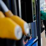 El alza de entre 94% y 96% en el precio base del galón de diésel mantiene bajo revisión los costos y las tarifas del sector logístico. (Foto Prensa Libre: EFE)