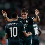 ELCHE (ALICANTE), 15/09/2026.- El delantero del Real Madrid Carlos Espí (d) celebra su gol durante el encuentro correspondiente a la jornada 6 de LaLiga entre el Elche y el Real Madrid este martes en el estadio Martínez Valero de Elche. EFE/ Kai Forsterling