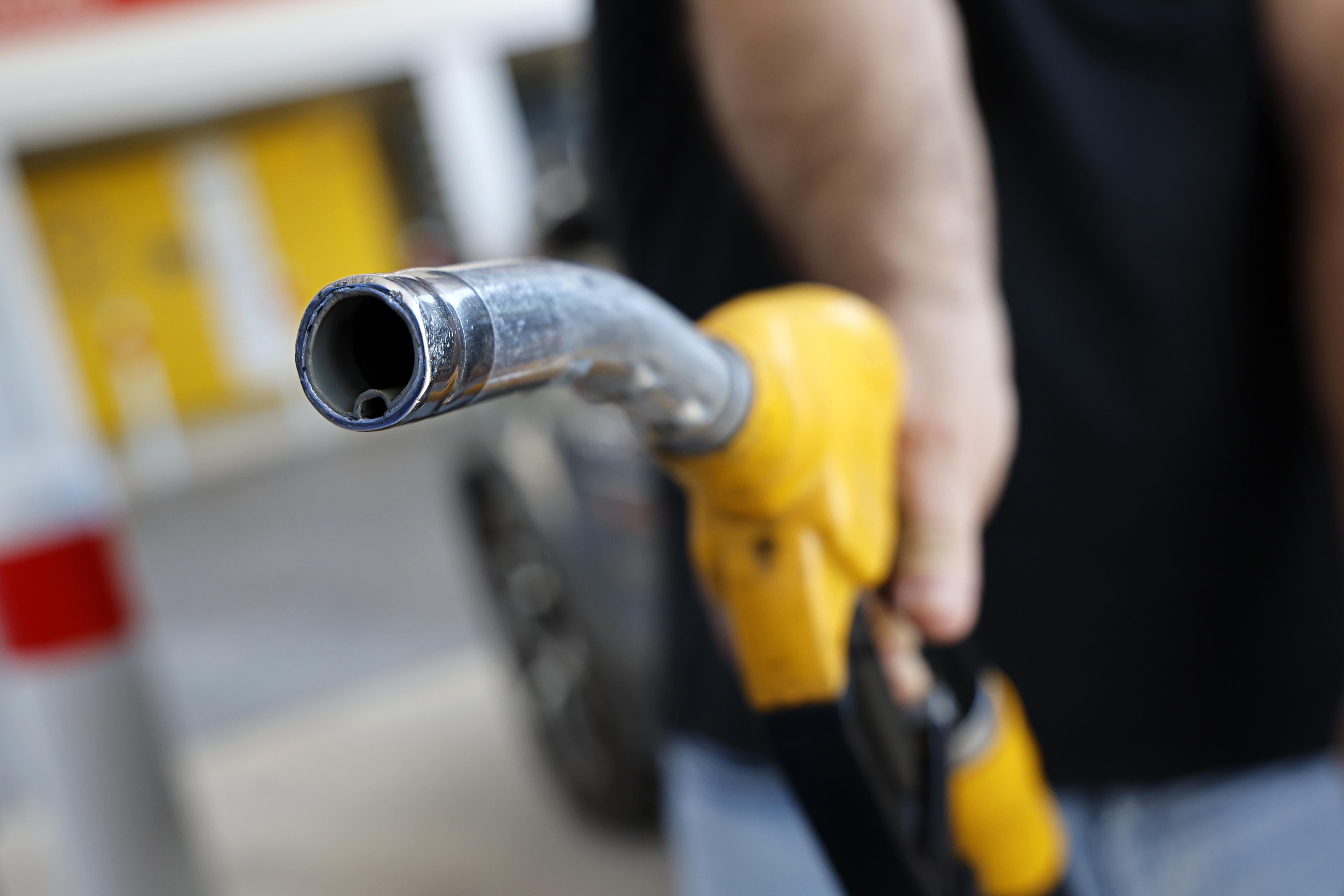 Las autoridades garantizan el abastecimiento de gasolina y diésel en el mercado local, y los importadores mantienen con normalidad los despachos programados. (Foto Prensa Libre: EFE)