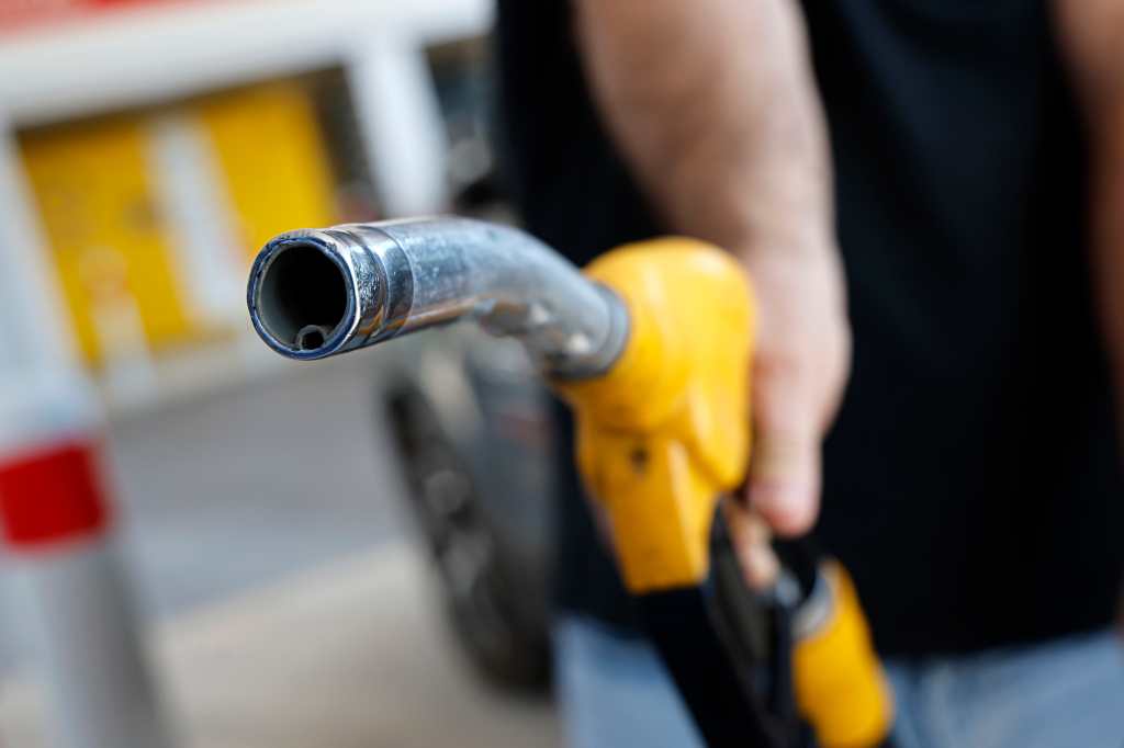 Las autoridades garantizan el abastecimiento de gasolina y diésel en el mercado local, y los importadores mantienen con normalidad los despachos programados. (Foto Prensa Libre: EFE)