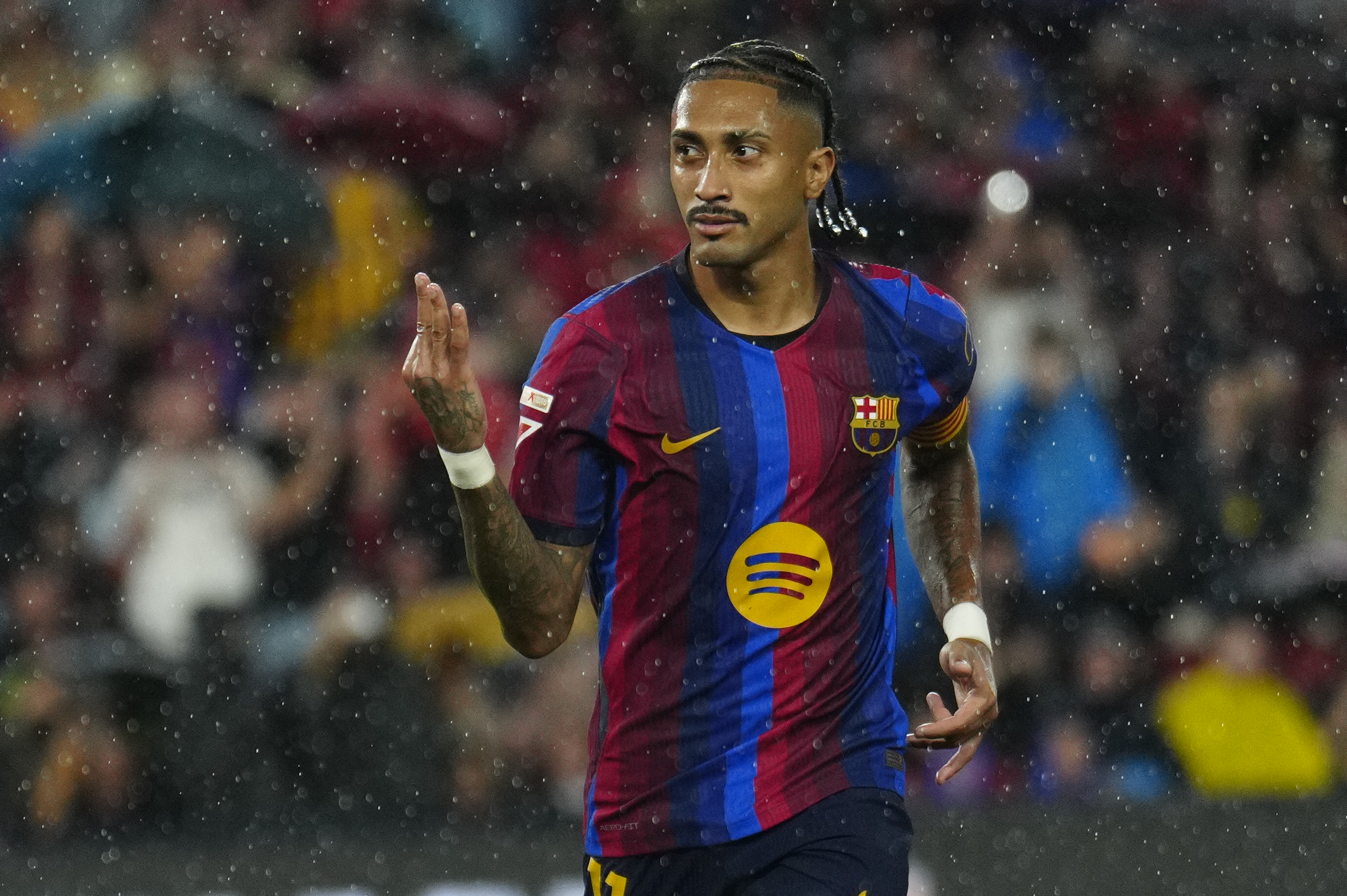 BARCELONA, 16/09/2026.- El delantero del Barcelona Raphinha celebra su tercer gol en el partido de la sexta jornada de LaLiga que FC Barcelona y Racing de Santander disputan hoy miércoles en el Camp Nou. EFE/Alejandro García
