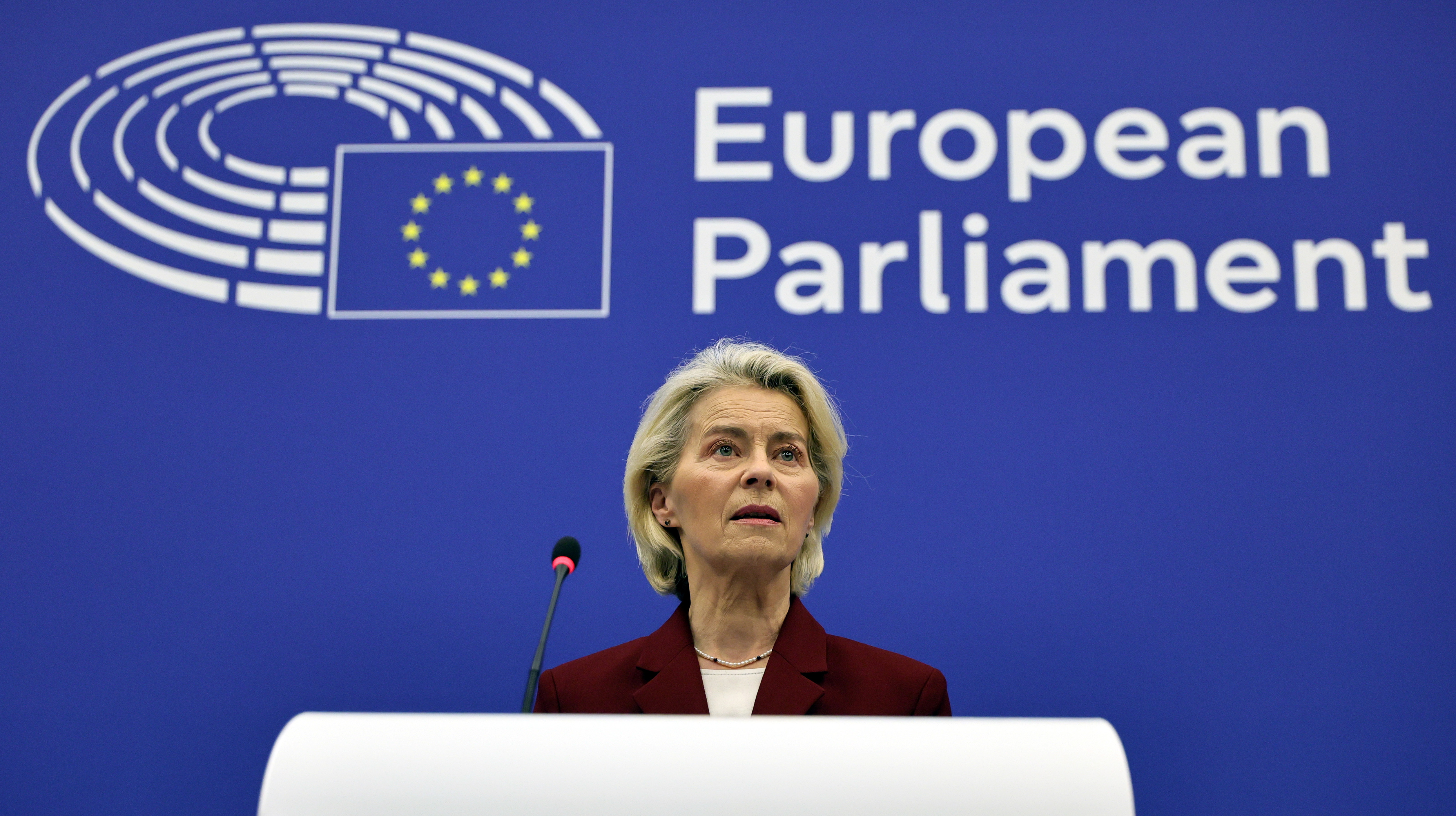 La presidenta de la Comisión Europea, Ursula von der Leyen, asiste a una rueda de prensa sobre el reglamento de la UE relativo a la protección de los niños en línea. (Foto Prensa Libre: EFE/ Ronald Wittek).