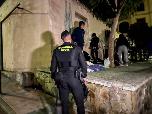 CEUTA (ESPAÑA), 18/09/2026.- Las autoridades han iniciado a primera hora de este viernes el traslado de los migrantes asentados en las playas de Benítez (en la imagen) y el Trampolín de Ceuta hasta el campamento temporal habilitado en el puerto de la ciudad, con capacidad para unas 1.700 personas. EFE/ Reduan
