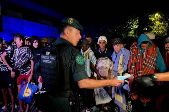 CEUTA (ESPAÑA), 18/09/2026.- Las autoridades han iniciado a primera hora de este viernes el traslado de los migrantes asentados en las playas de Benítez (en la imagen) y el Trampolín de Ceuta hasta el campamento temporal habilitado en el puerto de la ciudad, con capacidad para unas 1.700 personas. EFE/ Reduan
