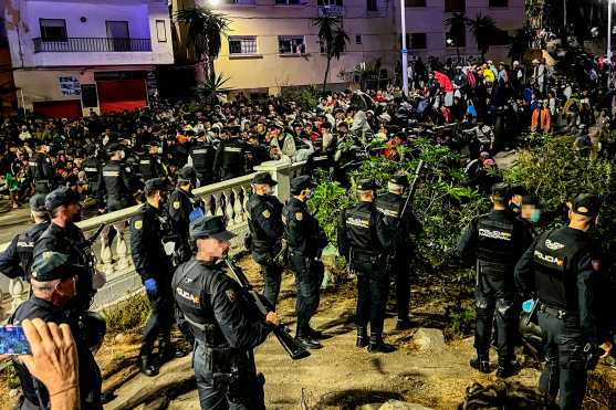 CEUTA (ESPAÑA), 18/09/2026.- Las autoridades han iniciado a primera hora de este viernes el traslado de los migrantes asentados en las playas de Benítez (en la imagen) y el Trampolín de Ceuta hasta el campamento temporal habilitado en el puerto de la ciudad, con capacidad para unas 1.700 personas. EFE/ Reduan
