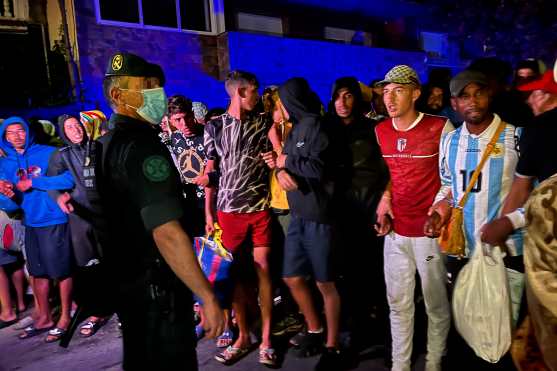 CEUTA (ESPAÑA), 18/09/2026.- Las autoridades han iniciado a primera hora de este viernes el traslado de los migrantes asentados en las playas de Benítez (en la imagen) y el Trampolín de Ceuta hasta el campamento temporal habilitado en el puerto de la ciudad, con capacidad para unas 1.700 personas. EFE/ Reduan