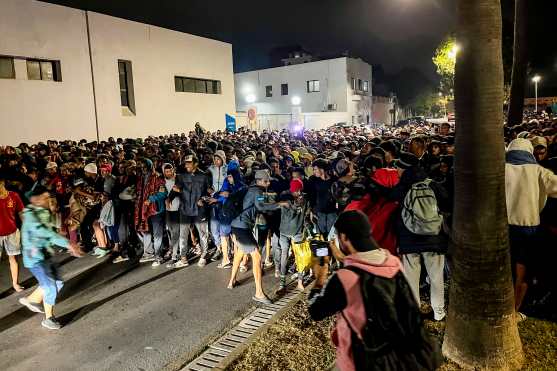 CEUTA (ESPAÑA), 18/09/2026.- Las autoridades han iniciado a primera hora de este viernes el traslado de los migrantes asentados en las playas de Benítez (en la imagen) y el Trampolín de Ceuta hasta el campamento temporal habilitado en el puerto de la ciudad, con capacidad para unas 1.700 personas. EFE/ Reduan
