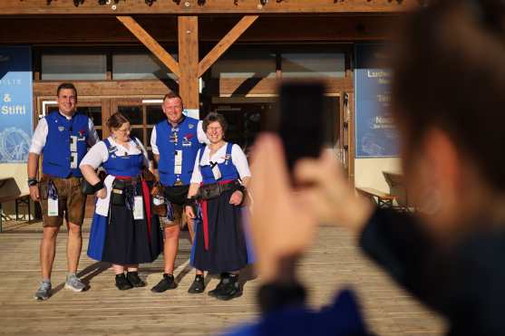 MUNICH (Germany), 19/09/2026.- Waiters take a photo before the opening of the 191st Oktoberfest in Munich, Germany, 19 September 2026. The traditional beer and amusement festival runs from 19 September to 04 October 2026 at the Theresienwiese. (Alemania) EFE/EPA/ANNA SZILAGYI