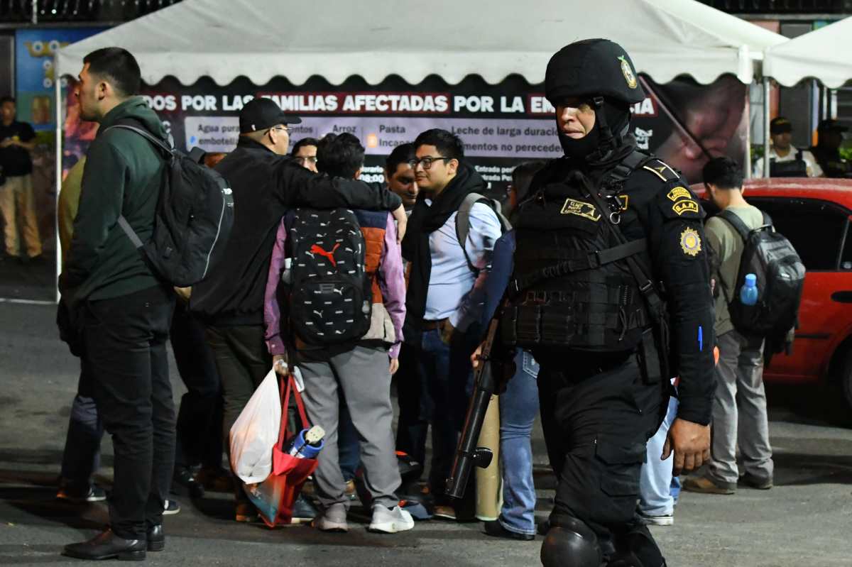 AME8895. CIUDAD DE GUATEMALA (GUATEMALA), 18/09/2026.- Un integrante de la Policía de Guatemala custodia durante un allanamiento del Ministerio Público a la Universidad de San Carlos de Guatemala (Usac) por denuncias sobre una posible eliminación de registros académicos, este viernes en Ciudad de Guatemala (Guatemala). EFE/ Alex Cruz