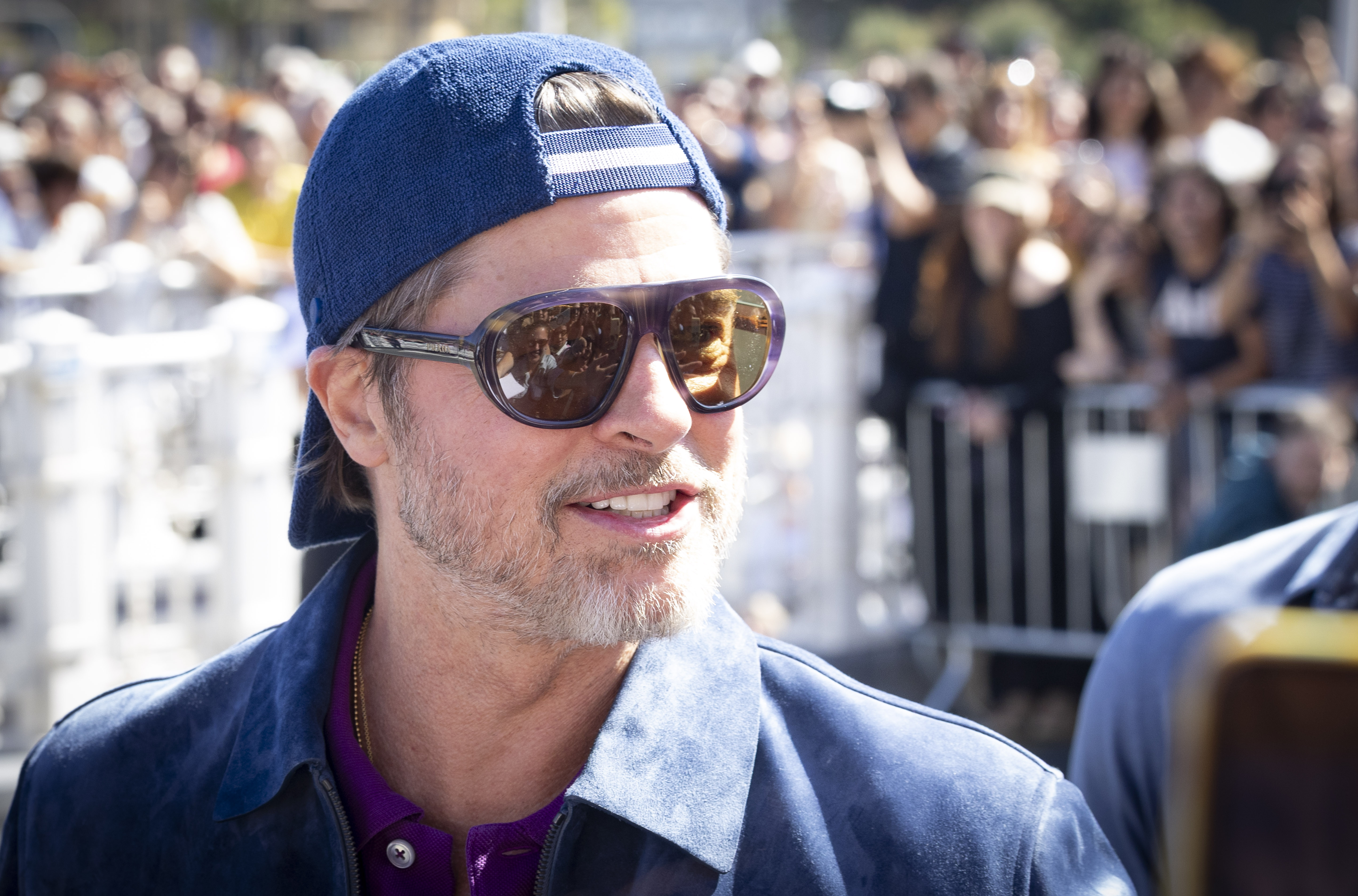 Brad Pitt saluda, firma autógrafos y se toma fotos con cientos de fans en San Sebastián: así lo esperaban sus seguidores
