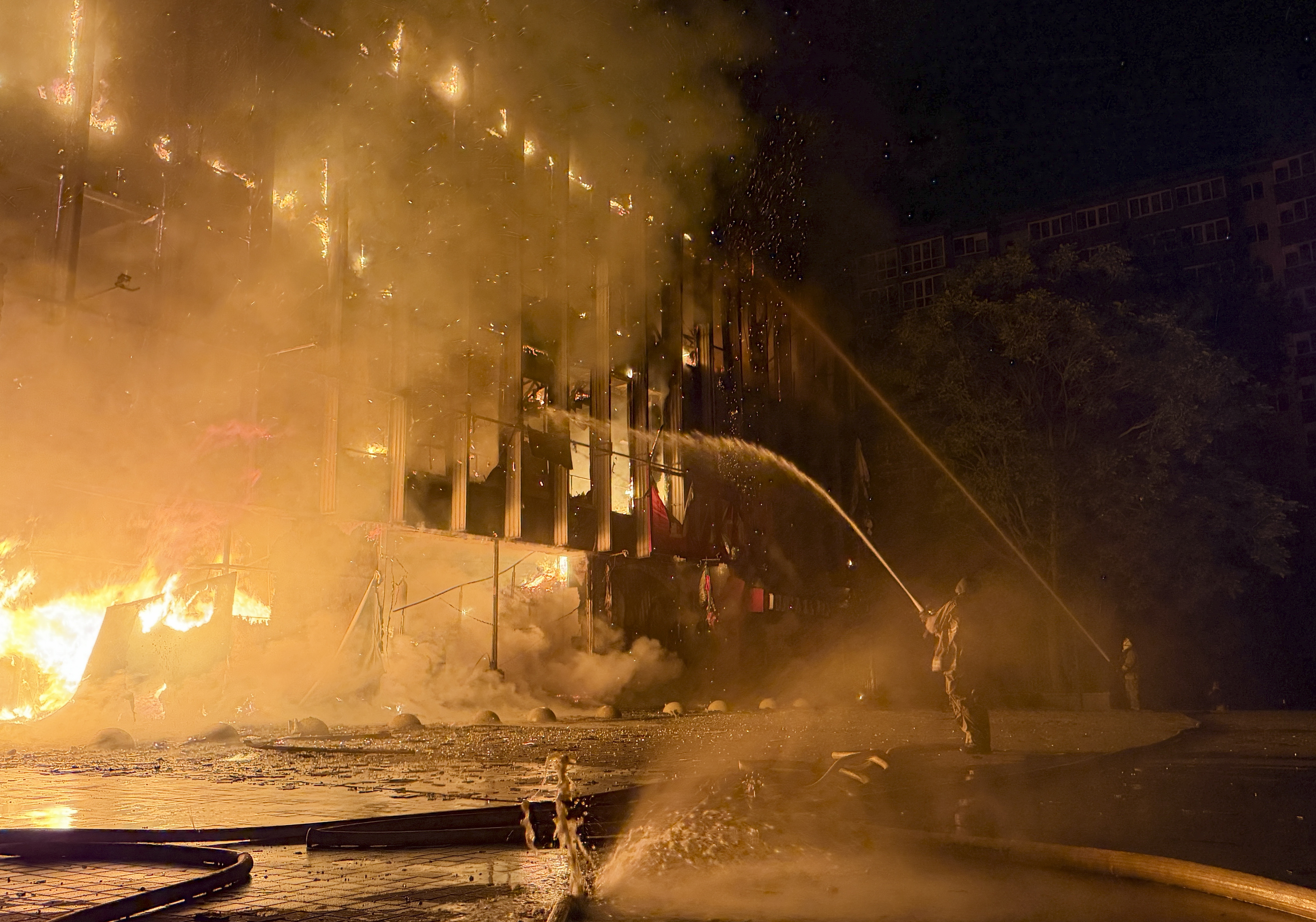 ZAPORIZHZHIA (Ukraine), 21/09/2026.- Ukrainian rescuers work at the site of an overnight Russian strike on a shopping mall in Zaporizhzhia, Ukraine, 21 September 2026, amid the ongoing Russian invasion. At least five people were injured in the overnight Russian attacks in Zaporizhzhia, according to the Ukrainian State Emergency Service (SES). (Rusia, Ucrania) EFE/EPA/DARYNA NAUMOVA