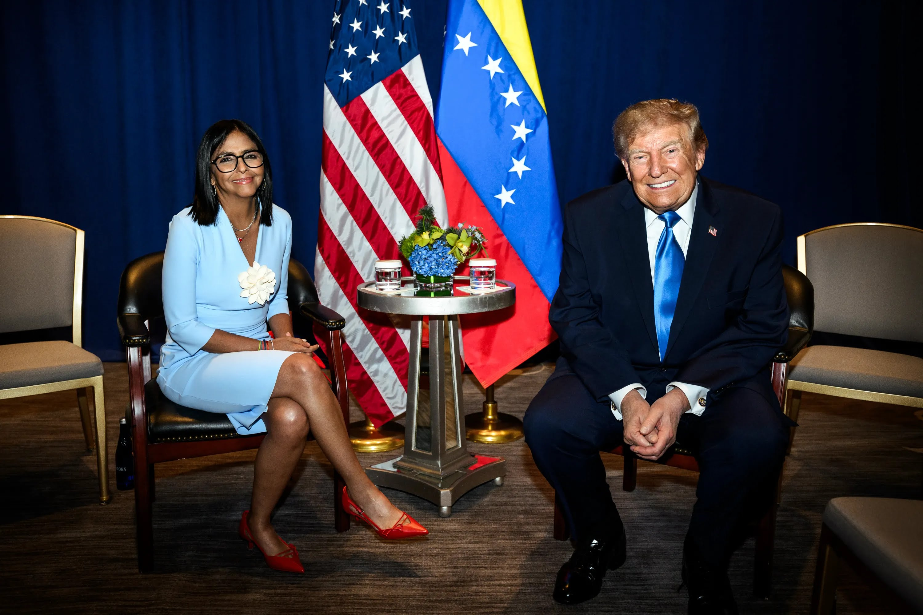 La presidenta interina de Venezuela, Delcy Rodríguez, posa junto al presidente de Estados Unidos, Donald Trump. (Foto Prensa Libre: EFE/ Prensa Presidencial de Venezuela).