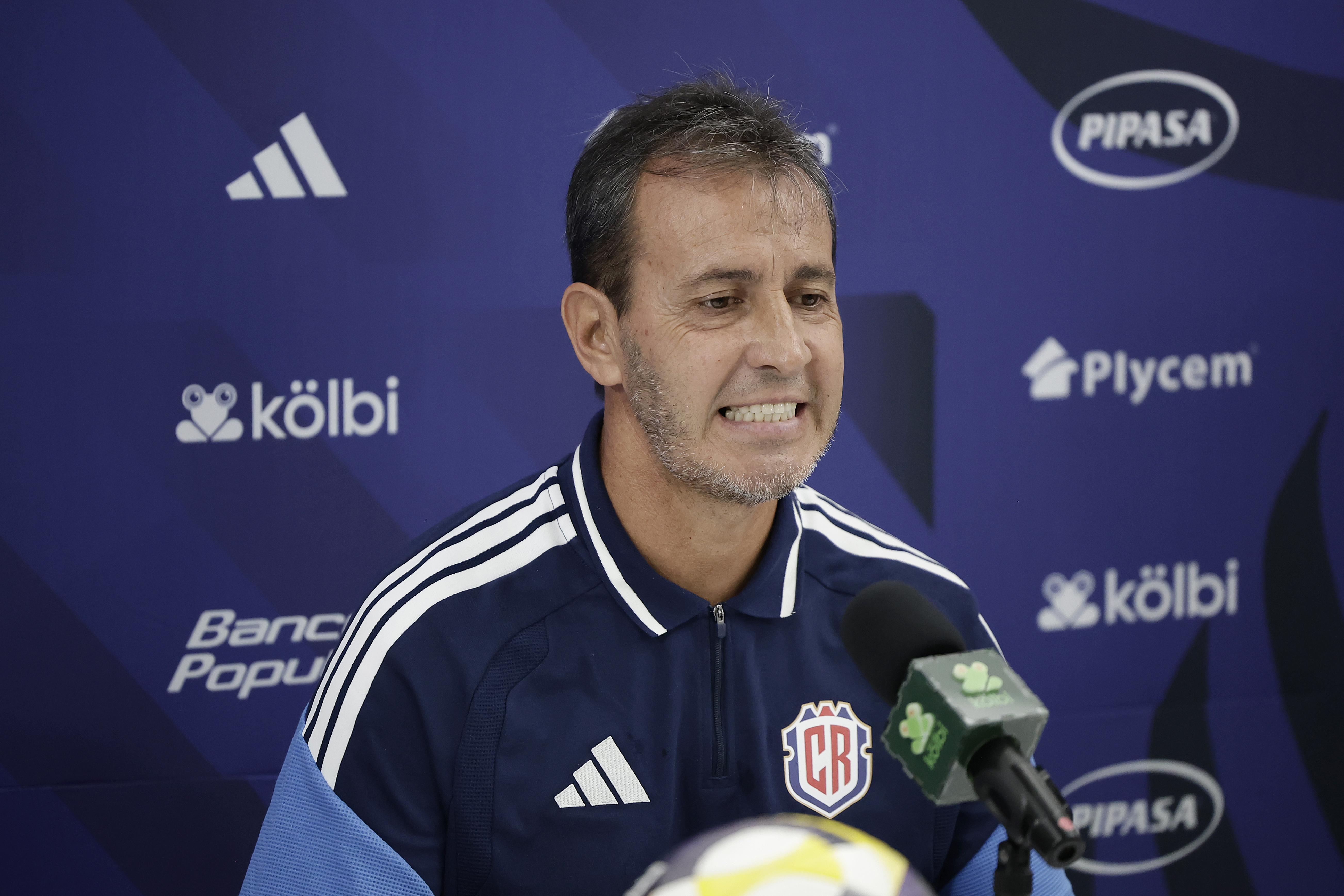 AME9912. SAN JOSÉ (COSTA RICA), 23/09/2026.- El seleccionador de Costa Rica, Fernando Batista, reacciona en una rueda de prensa este miércoles, en San José (Costa Rica). EFE/ Jeffrey Arguedas
