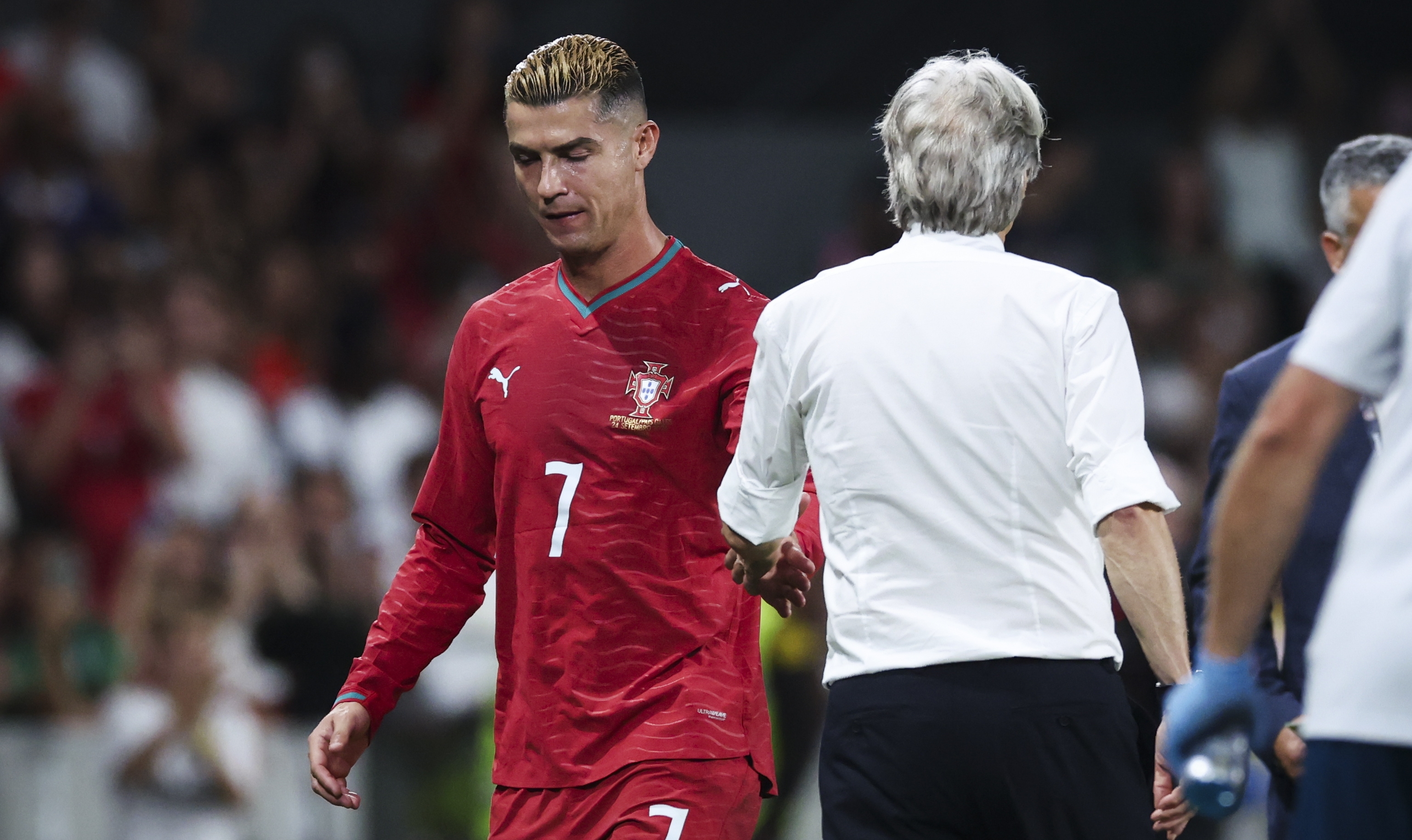 Lisboa (Portugal), 24/09/2026.- Portugal player Cristiano Ronaldo (L) and head coach Jorge Jesus (R) shake hands after being subbed off during the UEFA Nations League match in Lisbon, Portugal, 24 September 2026. (Lisboa) EFE/EPA/JOSE SENA GOULAO