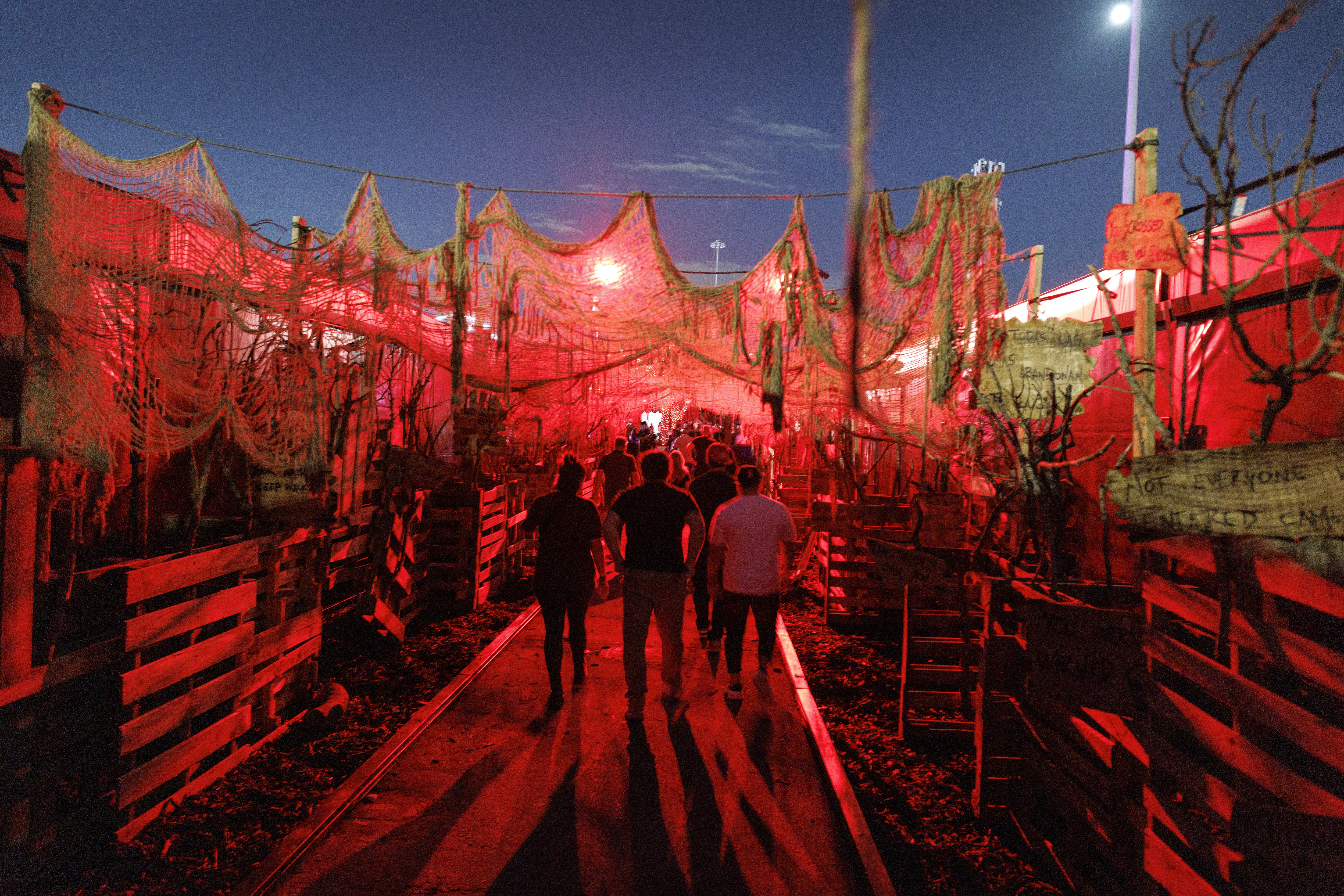 MIAMI (United States), 25/09/2026.- People attend the opening day of the 'Sounds of Screams' Halloween theme park in Miami, Florida, USA, 24 September 2026. 'Sounds of Screams' is a Halloween-themed amusement park in Miami featuring haunted houses, live scare actors, and horror-themed attractions. EFE/EPA/CRISTOBAL HERRERA-ULASHKEVICH
