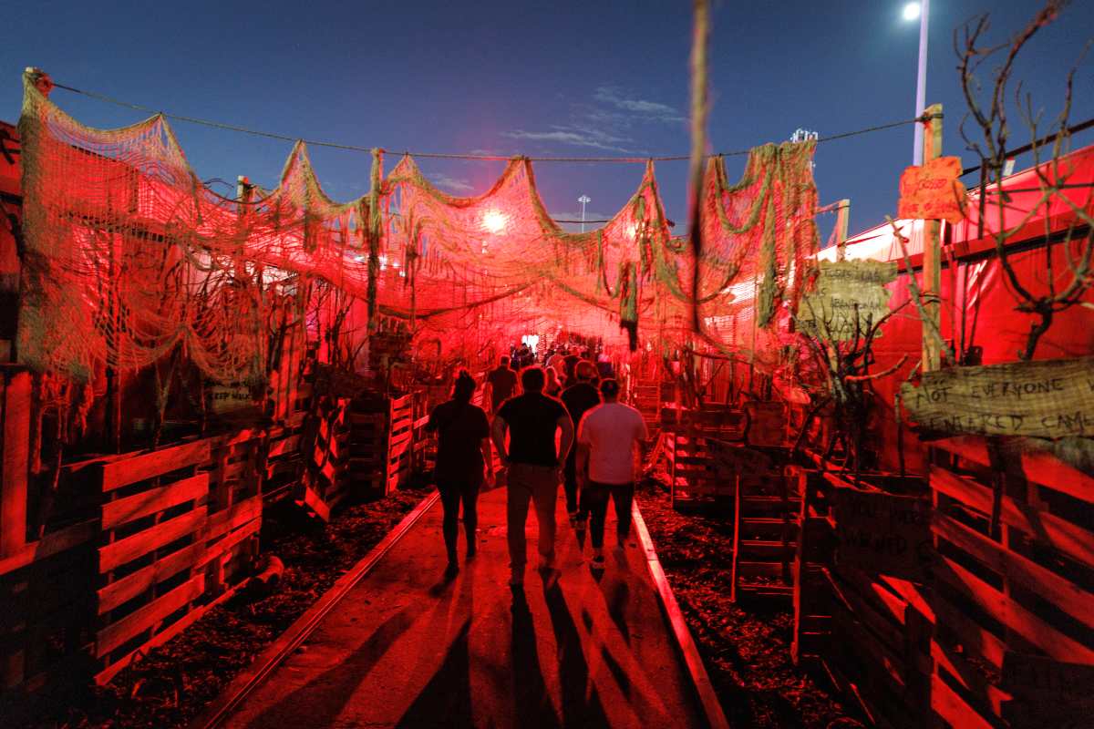 MIAMI (United States), 25/09/2026.- People attend the opening day of the 'Sounds of Screams' Halloween theme park in Miami, Florida, USA, 24 September 2026. 'Sounds of Screams' is a Halloween-themed amusement park in Miami featuring haunted houses, live scare actors, and horror-themed attractions. EFE/EPA/CRISTOBAL HERRERA-ULASHKEVICH