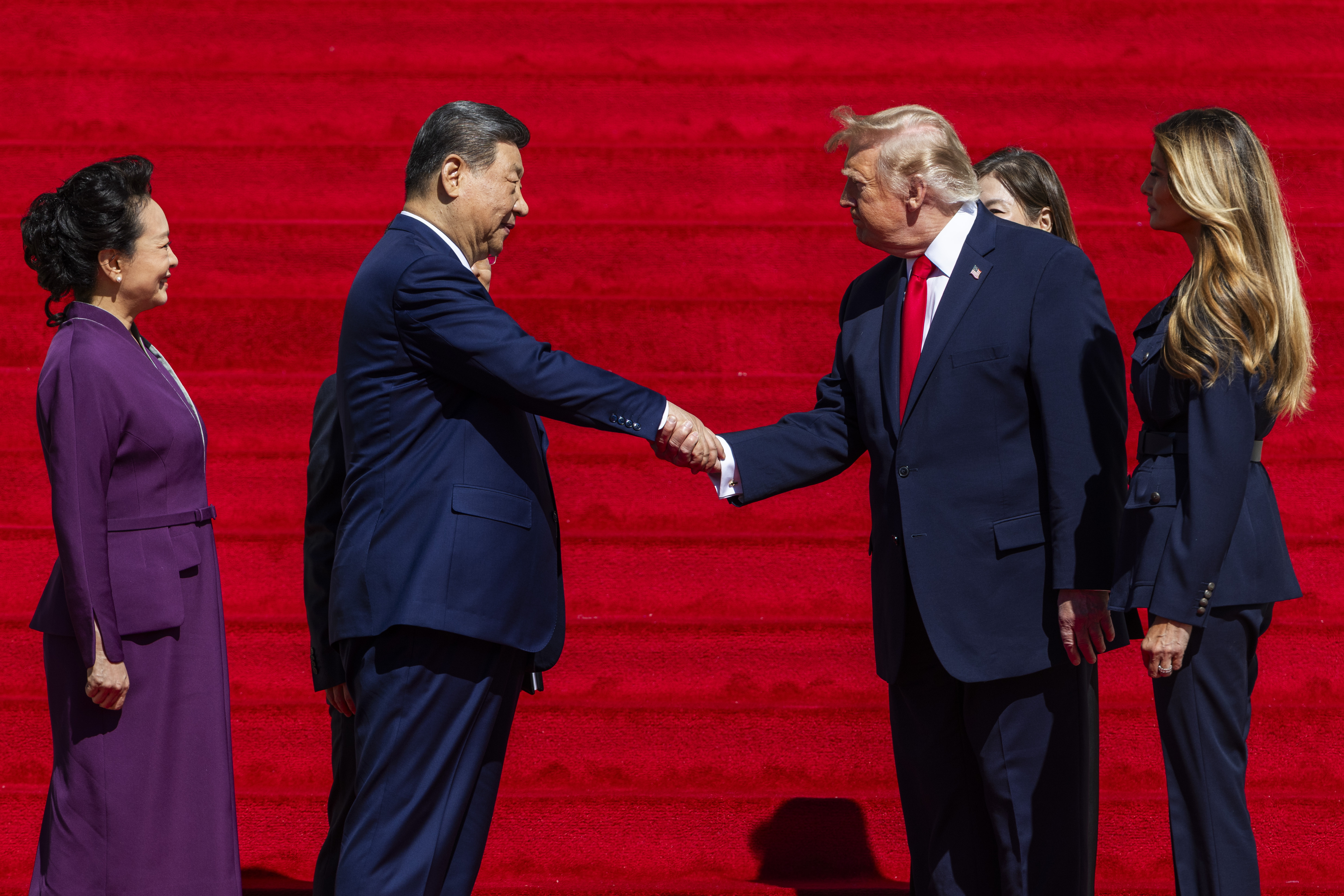 WASHINGTON (United States), 25/09/2026.- US President Donald Trump (C-R) shakes hands with Chinese President Xi Jinping (C-L) as US First Lady Melania Trump (R) and First Lady of China Peng Liyuan (L) look on outside the National Archives in Washington, DC, USA, 25 September 2026. President Xi's three-day state visit is his first to DC in 11 years. EFE/EPA/JIM LO SCALZO / POOL