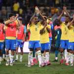TOWNSVILLE (Australia), 25/09/2026.- Raphinha (C) of Brazil and his teammates acknowledge fans after the Queensland Football Series international friendly match between Australia and Brazil at Queensland Country Bank Stadium in Townsville, 25 September 2026. (Futbol, Amistoso, Brasil) EFE/EPA/JONO SEARLE AUSTRALIA AND NEW ZEALAND OUT