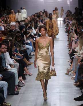 MILAN (Italy), 26/09/2026.- A model presents a creation from the Women's Spring/Summer 2027 collection by Italian fashion house Ermanno Scervino during Milan Fashion Week in Milan, Italy, 26 September 2026. Milan Fashion Week runs from 22 to 28 September 2026. (Moda, Italia) EFE/EPA/MATTEO BAZZI