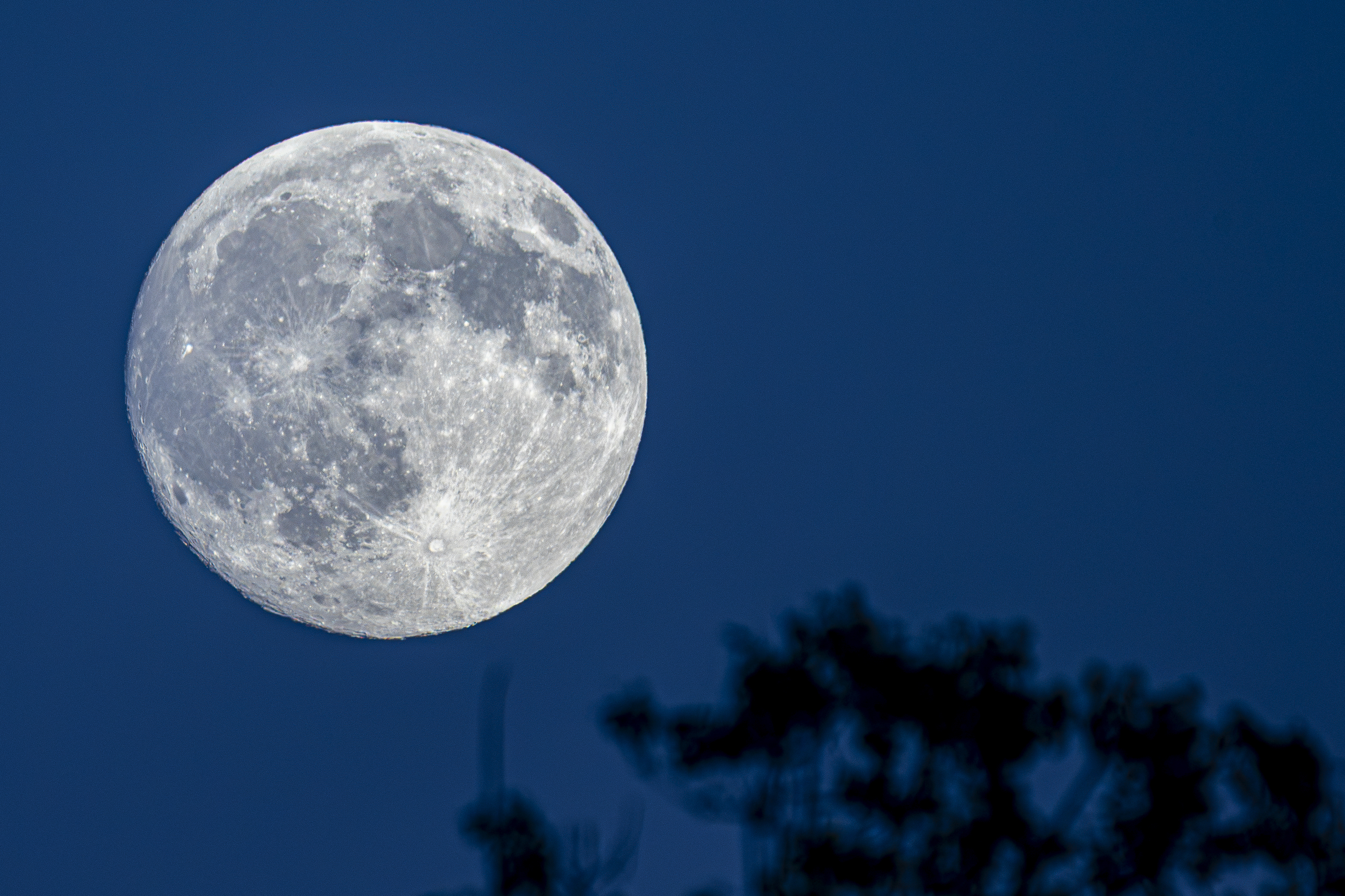 -FOTODELDÍA-HUESCA 25/09/2026.- Se acerca la primera luna llena del otoño, sera mañana, también conocida como luna de la cosecha. En la imagen la luna esta noche vista desde Huesca. EFE/JAVIER BELVER