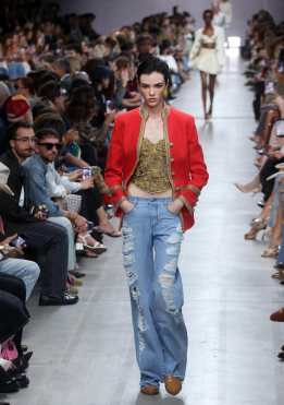 MILAN (Italy), 26/09/2026.- A model presents a creation from the Women's Spring/Summer 2027 collection by Italian fashion house Ermanno Scervino during Milan Fashion Week in Milan, Italy, 26 September 2026. Milan Fashion Week runs from 22 to 28 September 2026. (Moda, Italia) EFE/EPA/MATTEO BAZZI