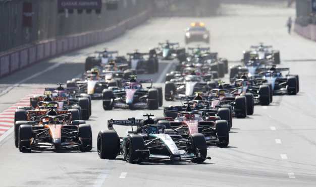 BAKU (Azerbaijan), 26/09/2026.- Mercedes driver George Russell of Britain leads into the first turn following the start of the Formula One Azerbaijan Grand Prix at the Baku City Circuit in Baku, Azerbaijan, 26 September 2026. (Fórmula Uno, Azerbaiyán, Reino Unido) EFE/EPA/ALI HAIDER