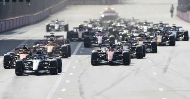 BAKU (Azerbaijan), 26/09/2026.- Mercedes driver George Russell (L) of Britain leads following the start of the Formula One Azerbaijan Grand Prix at the Baku City Circuit in Baku, Azerbaijan, 26 September 2026. (Fórmula Uno, Azerbaiyán, Reino Unido) EFE/EPA/ALI HAIDER