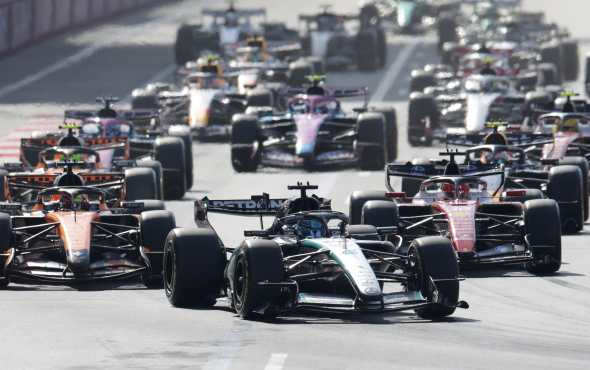 BAKU (Azerbaijan), 26/09/2026.- Mercedes driver George Russell of Britain leads into the first turn following the start of the Formula One Azerbaijan Grand Prix at the Baku City Circuit in Baku, Azerbaijan, 26 September 2026. (Fórmula Uno, Azerbaiyán, Reino Unido) EFE/EPA/ALI HAIDER