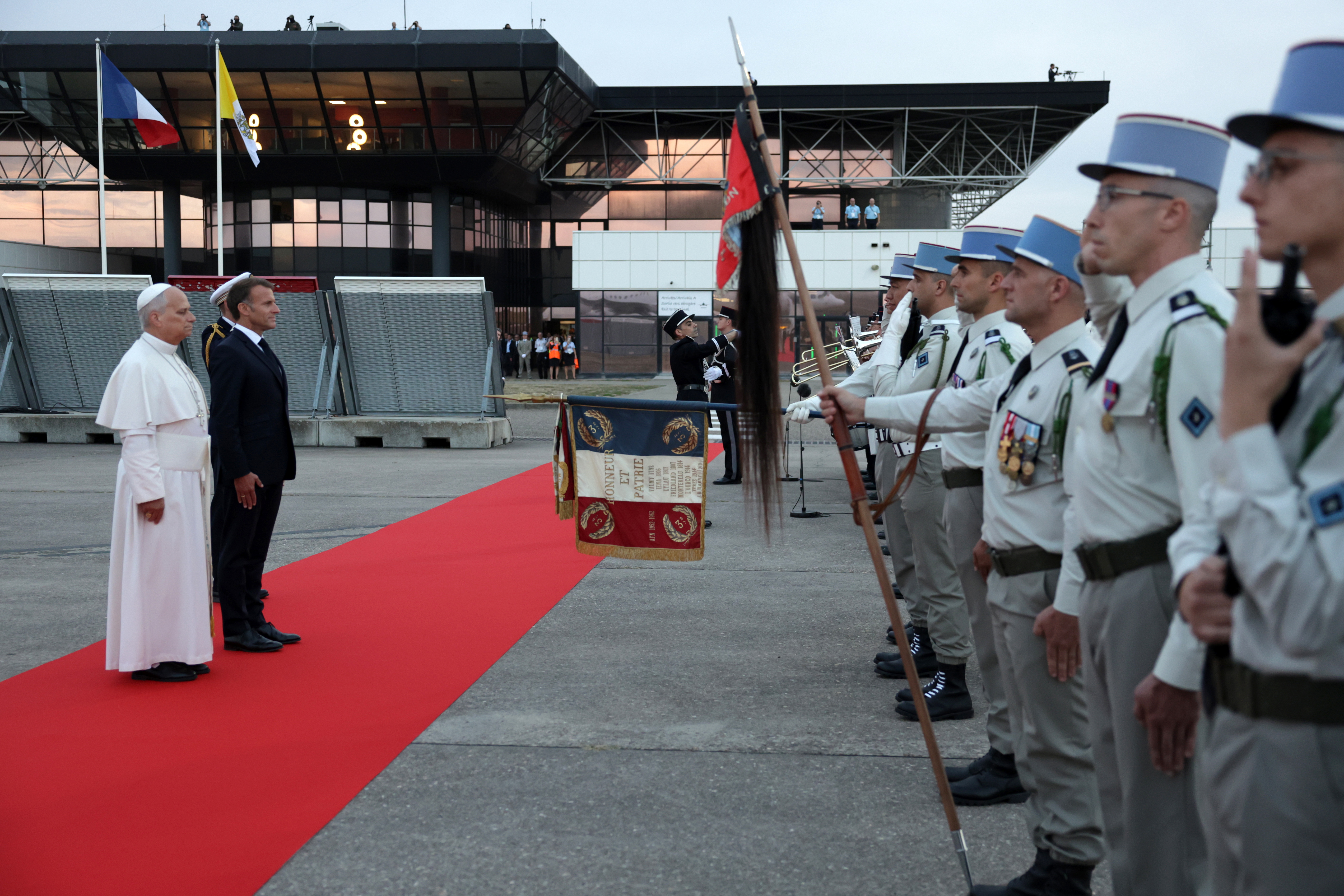 Goin (France), 28/09/2026.- Pope Leo XIV (L) and France's President Emmanuel Macron (2-L) review troops during a farewell ceremony, an official departure protocol marking the end of an apostolic journey, at MetzNancyLorraine Airport in Goin, northeastern France, 28 September 2026, on the last day of his visit to France. (Papa, Francia) EFE/EPA/ROMEO BOETZLE / POOL MAXPPP OUT