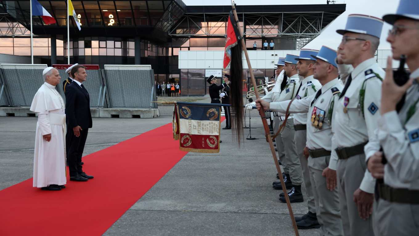 Goin (France), 28/09/2026.- Pope Leo XIV (L) and France's President Emmanuel Macron (2-L) review troops during a farewell ceremony, an official departure protocol marking the end of an apostolic journey, at MetzNancyLorraine Airport in Goin, northeastern France, 28 September 2026, on the last day of his visit to France. (Papa, Francia) EFE/EPA/ROMEO BOETZLE / POOL MAXPPP OUT