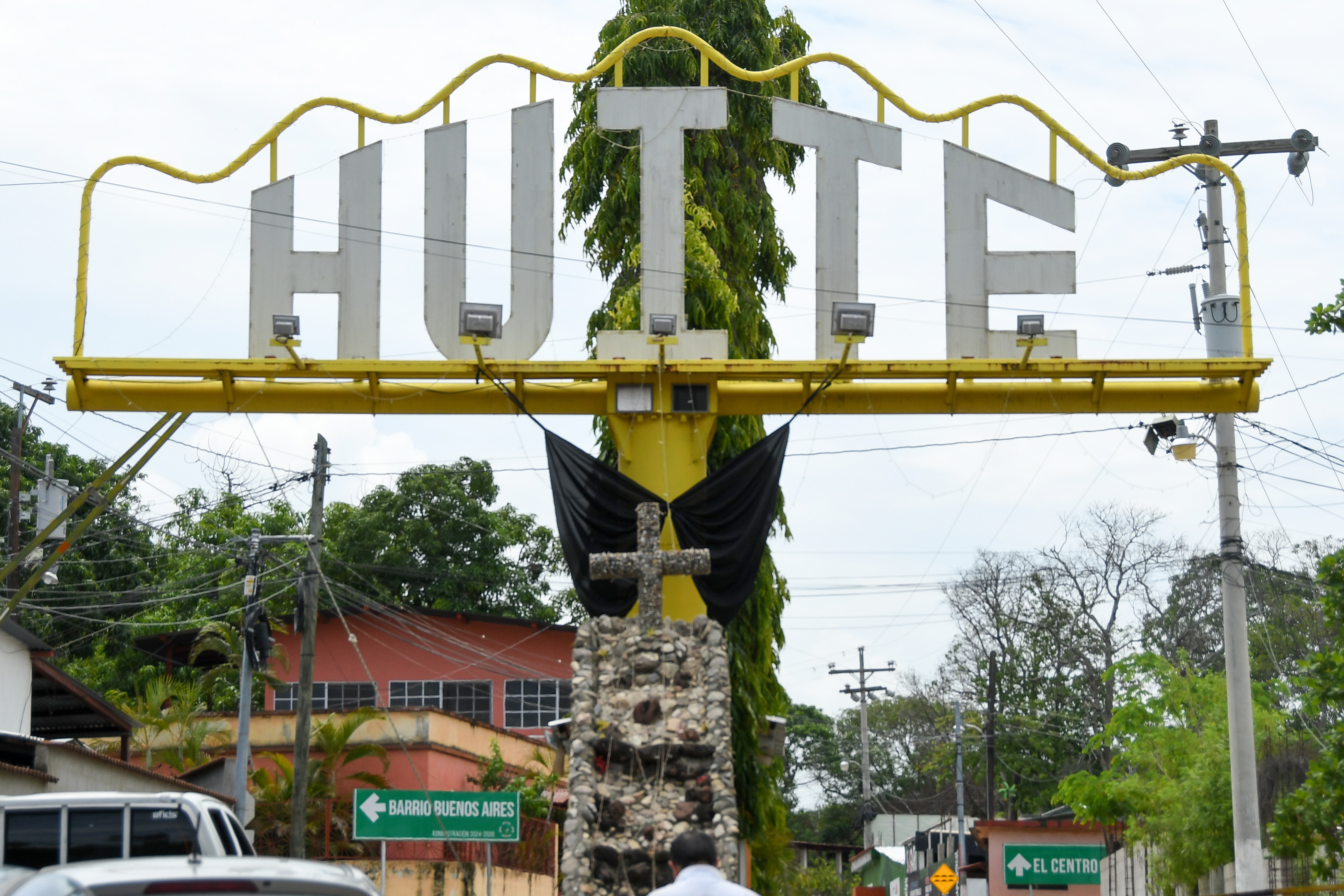 Moño negro en el ingreso a Huité, Zacapa, en recuerdo de las víctimas del ataque armado ocurrido el 27 de septiembre.