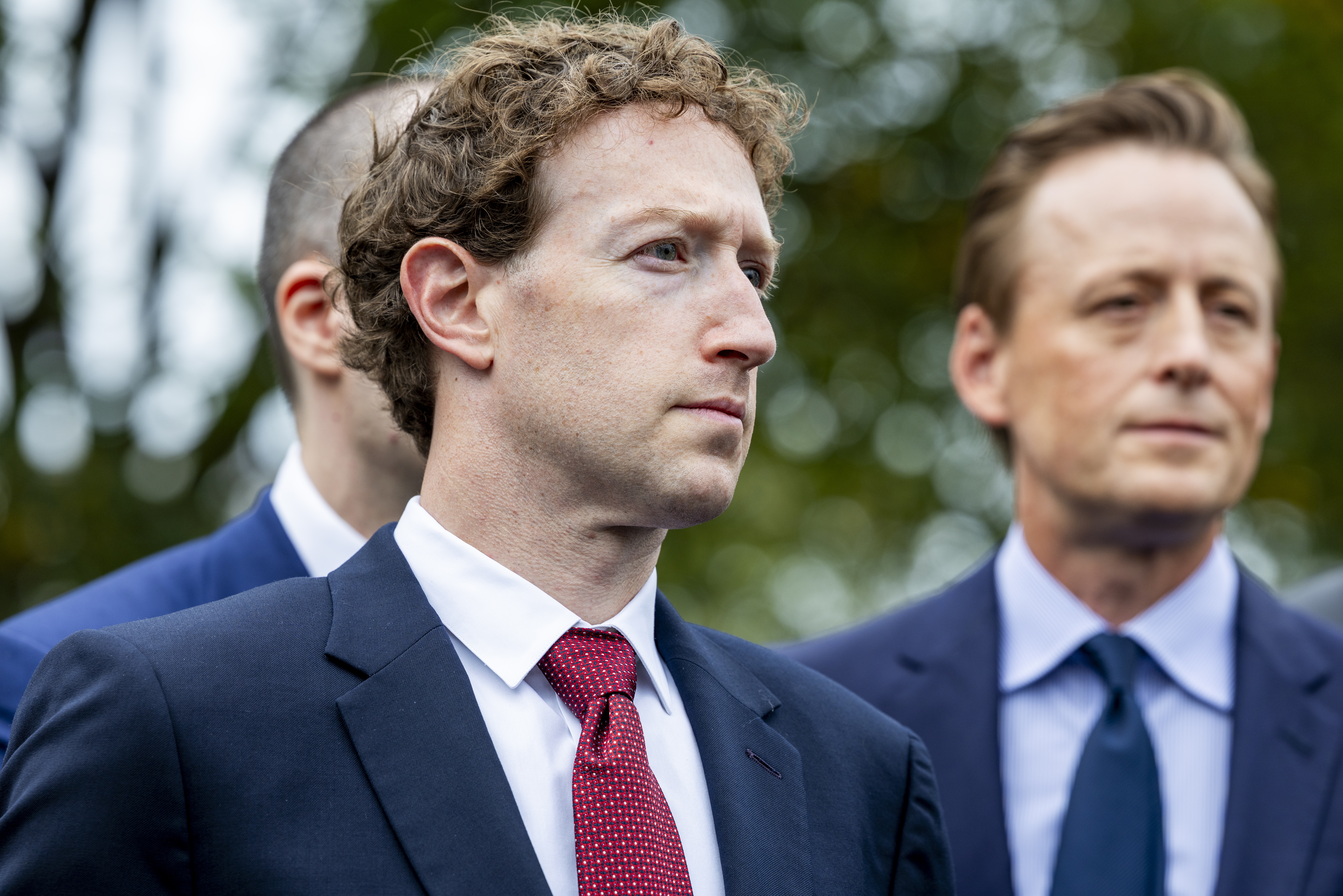 WASHINGTON (USA), 29/09/2026.- Chief Executive Officer of Meta Mark Zuckerberg stands outside the West Wing of the White House in Washington, DC, USA, 29 September 2026. President Trump and leading technology executives spoke to reporters outside the West Wing following a meeting focused on artificial intelligence, innovation and oversight. EFE/EPA/SHAWN THEW