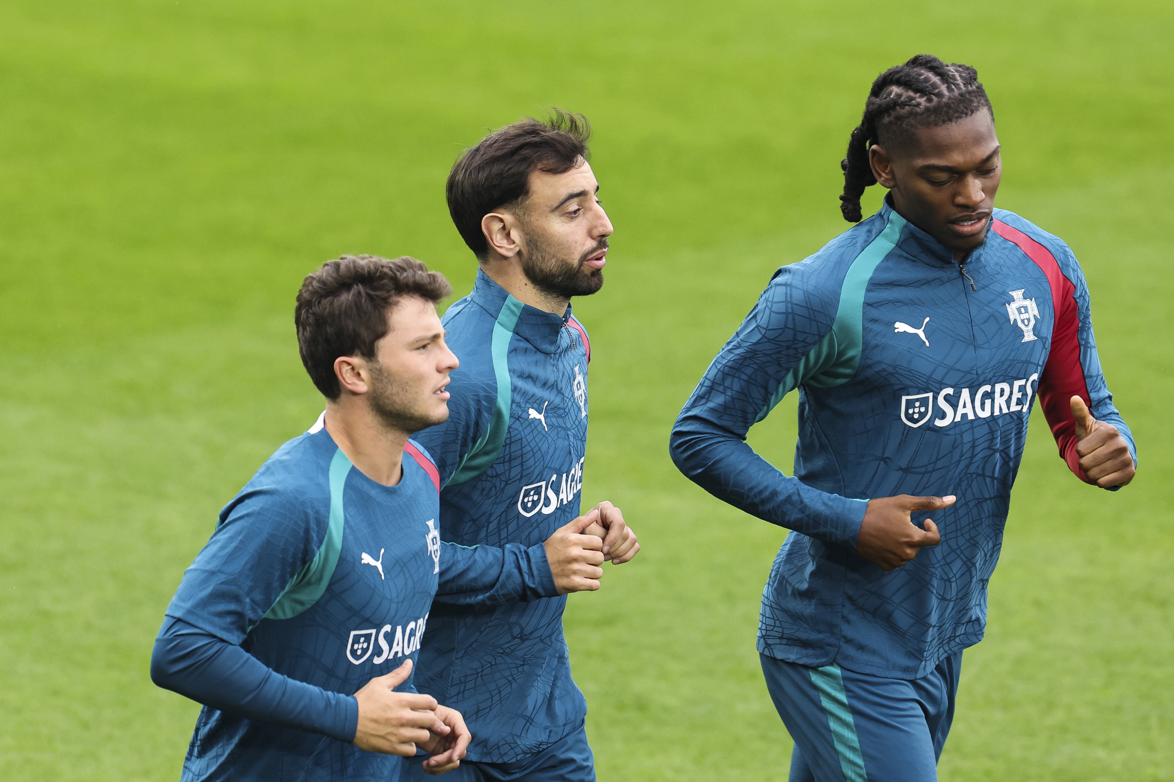 Malmo (Sweden), 29/09/2026.- Portugal's national team players Bruno Fernendes (C), Rafael Leao and Joao Neves (L) attend a training session in Malmo, Sweden, 29 September 2026. Portugal will face Denmark in a UEFA Nations League match on 01 October. (Dinamarca, Suecia) EFE/EPA/PAULO NOVAIS