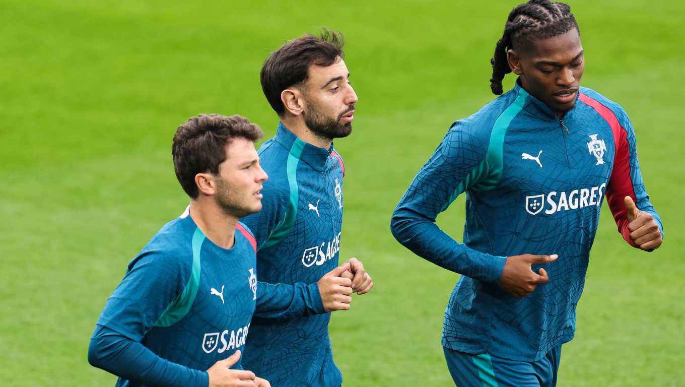 Malmo (Sweden), 29/09/2026.- Portugal's national team players Bruno Fernendes (C), Rafael Leao and Joao Neves (L) attend a training session in Malmo, Sweden, 29 September 2026. Portugal will face Denmark in a UEFA Nations League match on 01 October. (Dinamarca, Suecia) EFE/EPA/PAULO NOVAIS