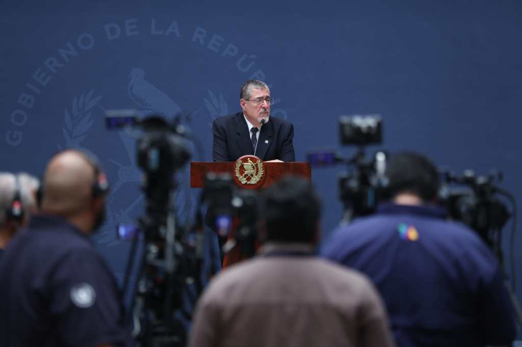 AME1662. CIUDAD DE GUATEMALA (GUATEMALA), 30/09/2026.- El presidente de Guatemala, Bernardo Arévalo de León, habla durante una rueda de prensa este miércoles, en el Palacio Nacional de la Cultura, en Ciudad de Guatemala (Guatemala). El Gobierno de Guatemala anunció la apertura de una investigación para indagar sobre la actuación de miembros del Ejército en la matanza de ocho personas el pasado domingo en el este del país centroamericano. EFE/ Mariano Macz