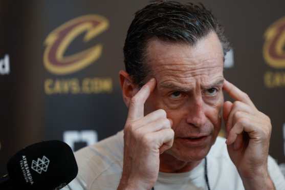 FUENGIROLA (MÁLAGA), 30/09/2026.- El entrenador de los Cleveland Cavaliers, Kenny Atkinson, atiende a la prensa durante el entrenamiento que el equpo lleva a cabo en Fuengirola. EFE/ Jorge Zapata