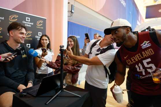 FUENGIROLA (MÁLAGA), 30/09/2026.- El jugador de los Cleveland Cavaliers, Mario Hezonja (i), atiende a la prensa durante el entrenamiento que el equpo lleva a cabo en Fuengirola. EFE/ Jorge Zapata