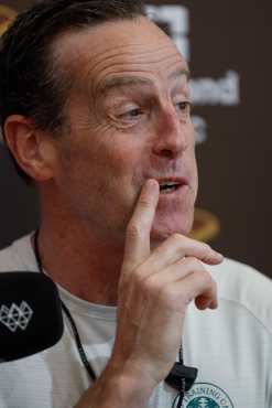 FUENGIROLA (MÁLAGA), 30/09/2026.- El entrenador de los Cleveland Cavaliers, Kenny Atkinson, atiende a la prensa durante el entrenamiento que el equpo lleva a cabo en Fuengirola. EFE/ Jorge Zapata