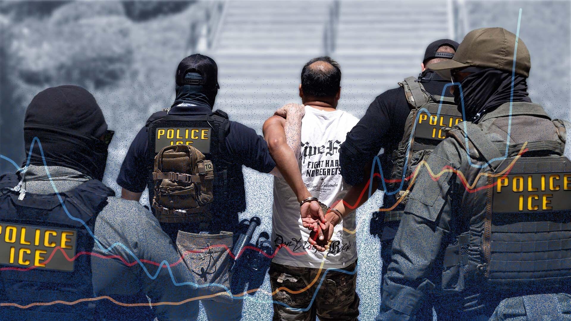 Un grupo de agentes de ICE caminan junto a un hombre esposado.