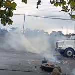 Agentes antimotines de la PNC lanzan gases lacrimógenos durante el desalojo de manifestantes en Cuyotenango, Suchitepéquez. (Foto Prensa Libre: Captura de pantalla tomada del Facebook Noticias Pueblo Nuevo Suchitepéquez)
