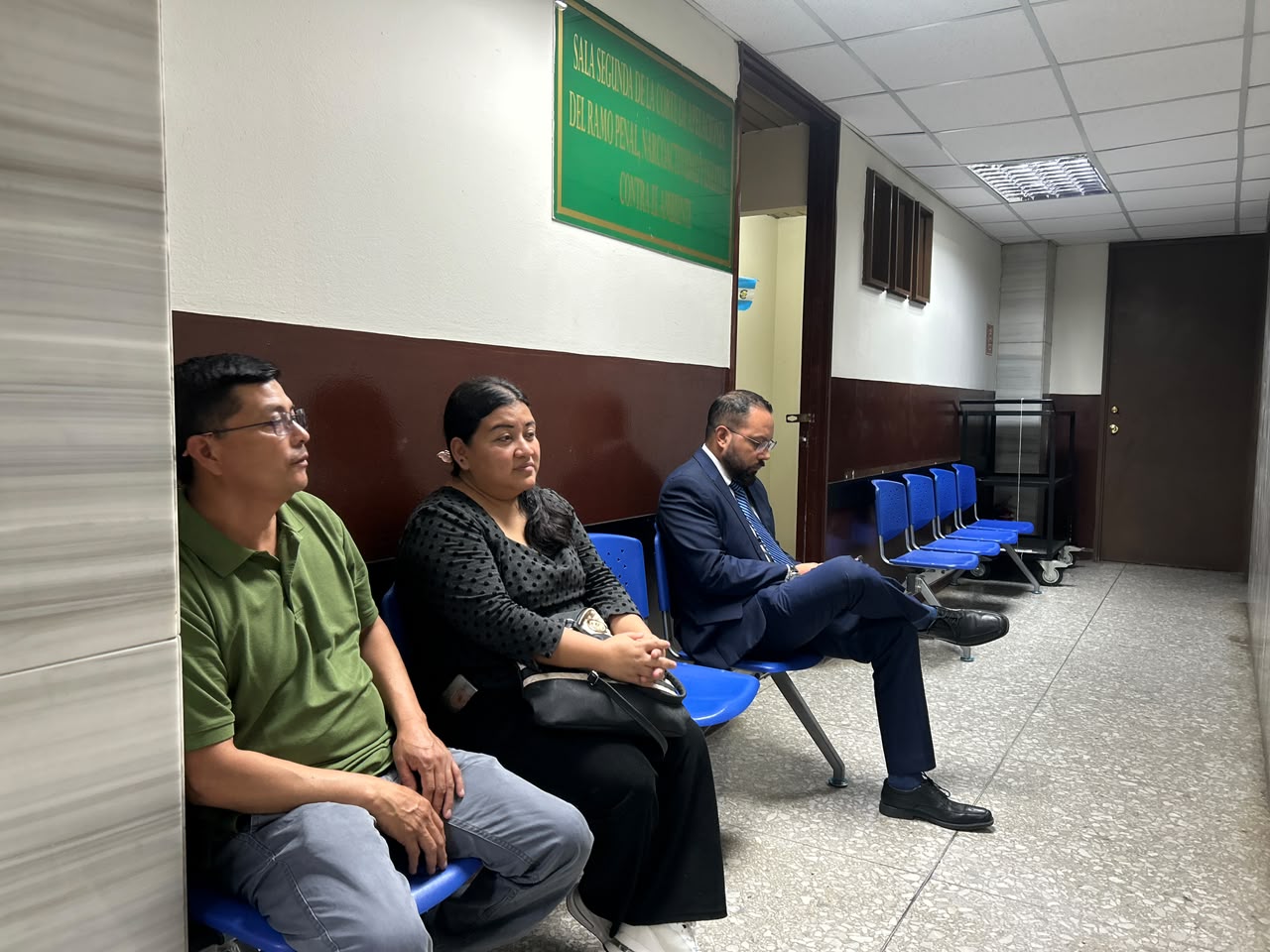 Los padres de Larkin Morales Cuque, junto a su abogado, antes de conocer la resolución que declaró con lugar la recusación contra el Tribunal Noveno de Sentencia. (Foto Prensa Libre: Javier Gónzález)