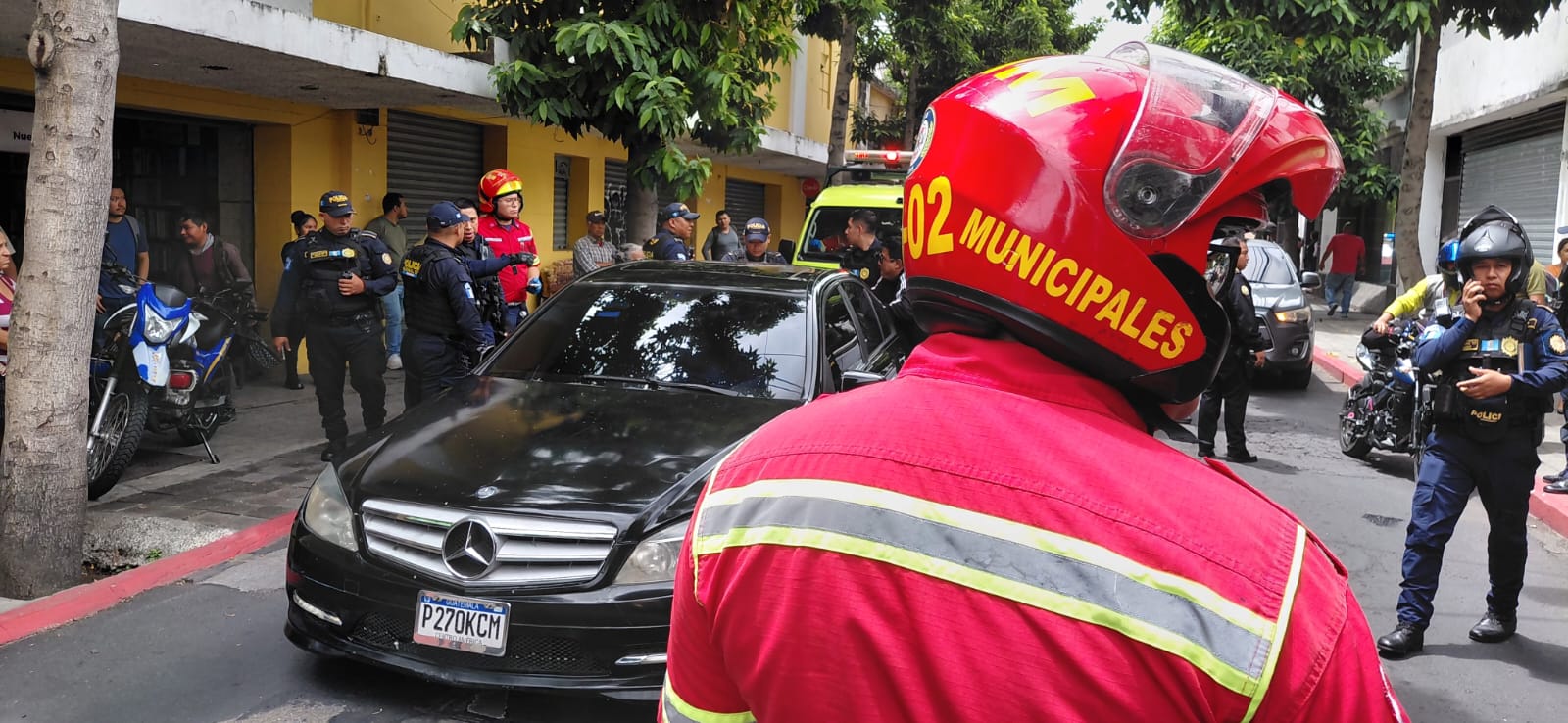 Un ataque armado contra un padre y su hijo en la 5.ª avenida y 9.ª calle, zona 1 de la capital, causó cierres temporales y complicó el tránsito en el sector. (Foto Prensa Libre: CBM)
