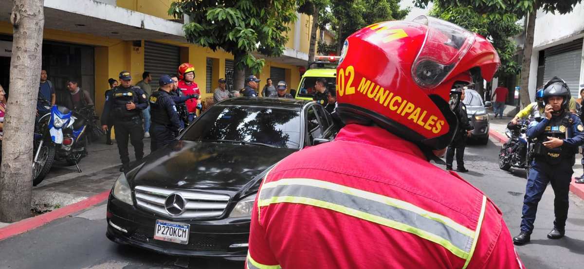 Un ataque armado contra un padre y su hijo en la 5.ª avenida y 9.ª calle, zona 1 de la capital, causó cierres temporales y complicó el tránsito en el sector. (Foto Prensa Libre: CBM)